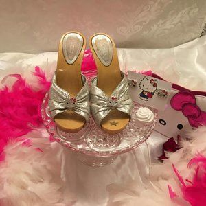 adorbale vinatge y2k heels and earings with crystal hello kitty details!